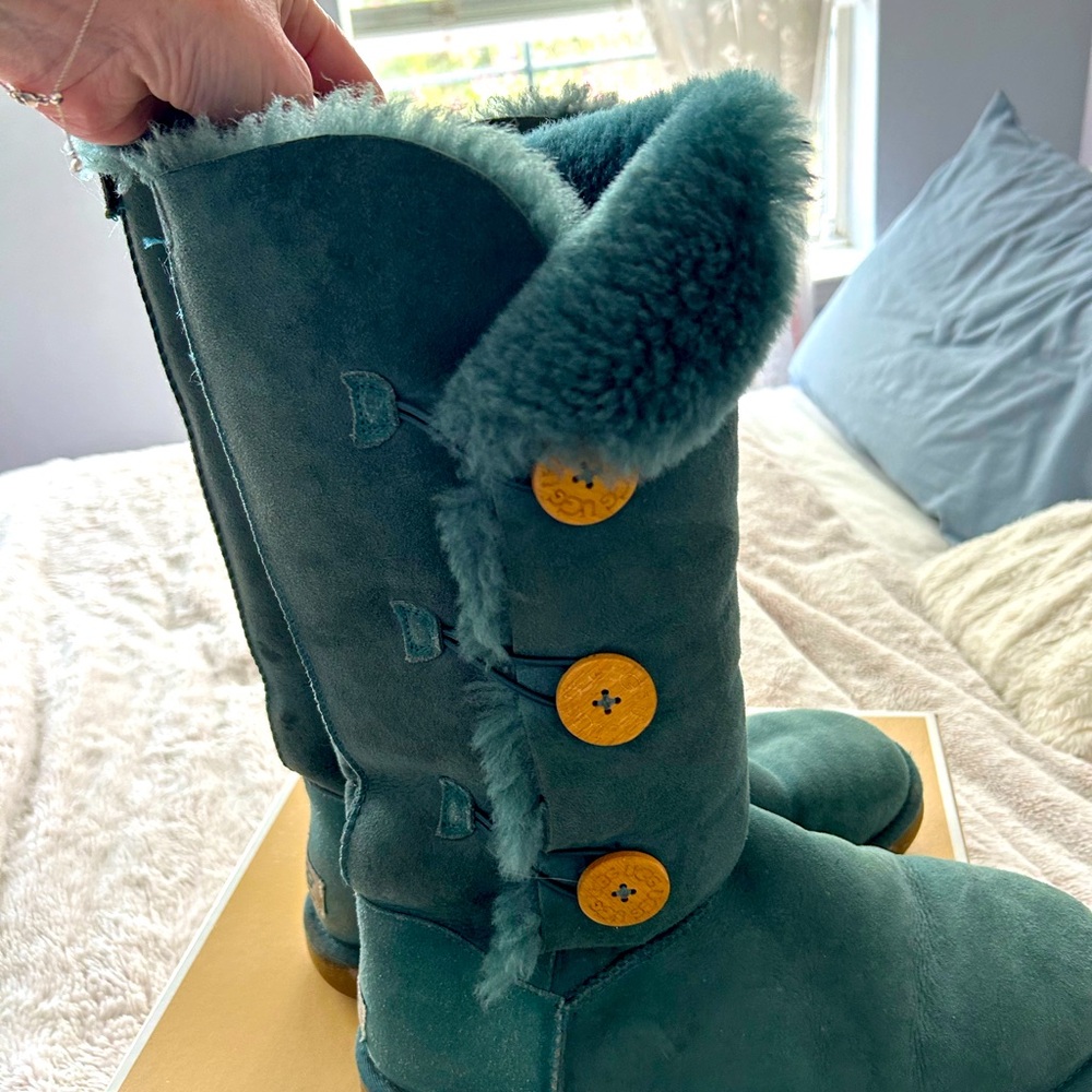 Authentic teal UGG Bailey boots with cute buttons size 11